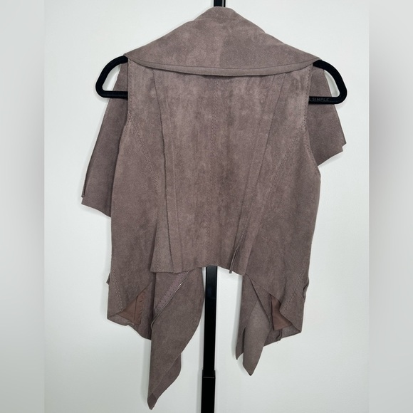 BCBGMAXAZRIA Asymmetrical Brown Vest - Chic and Versatile Fashion - Picture 2 of 4